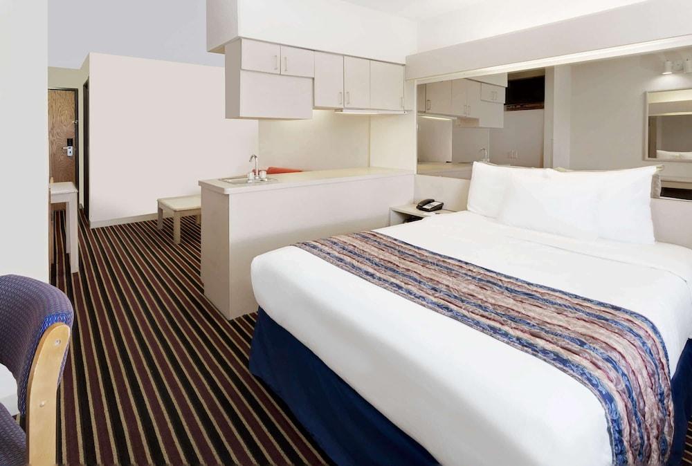 Microtel Inn & Suites by Wyndham Madison East - Room