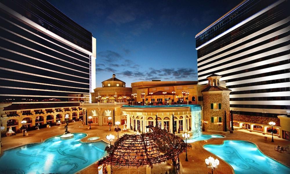 Peppermill Resort Spa Casino - Outdoor Pool