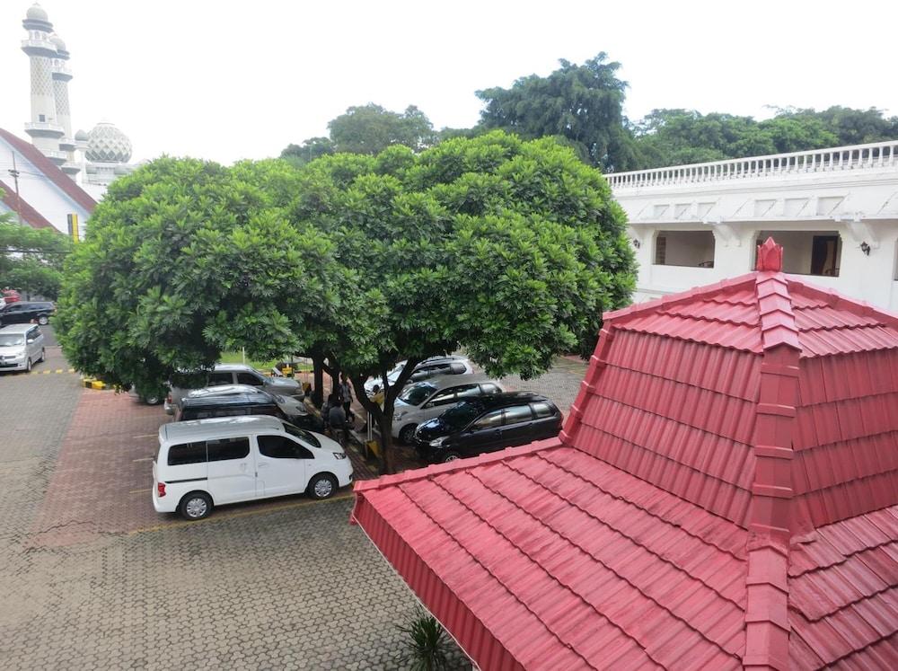 Hotel Pelangi Malang - Property Grounds