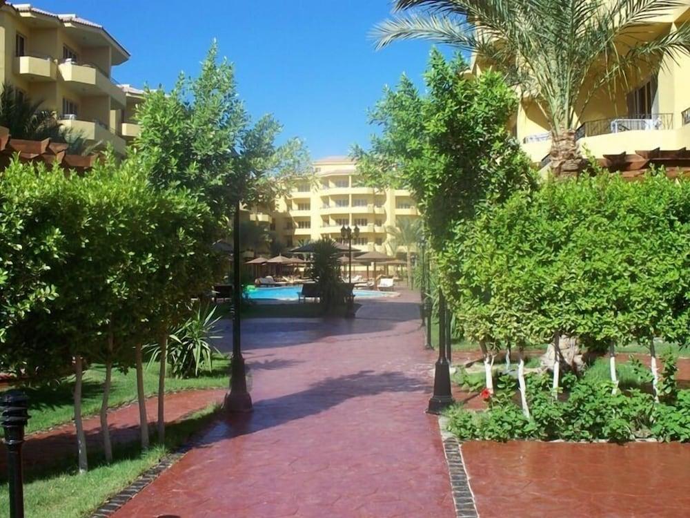 British Resort Hurghada - Property Grounds
