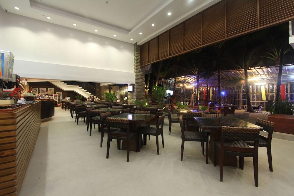 Crown Regency Beach Resort - Lobby Sitting Area