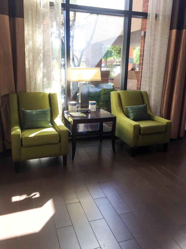 Comfort Suites Regency Park - Lobby