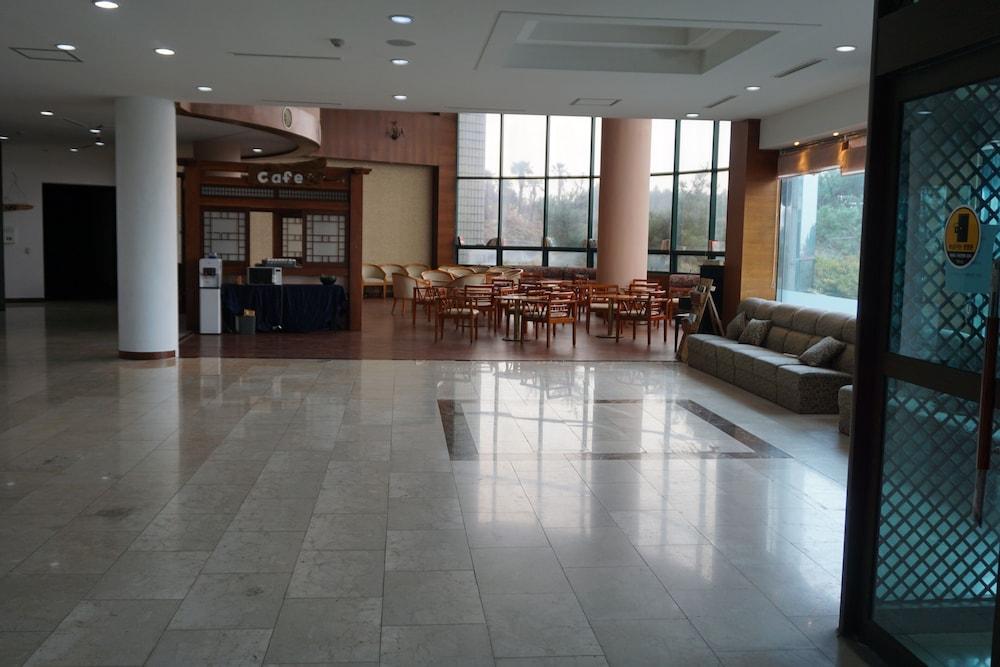 Hebron Hill Resort - Lobby Sitting Area