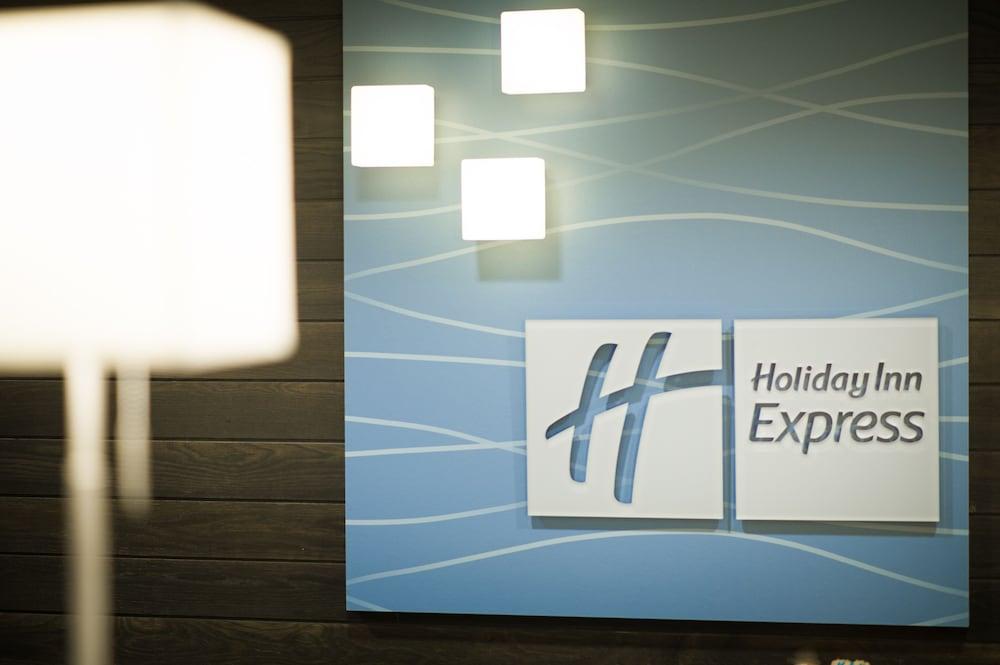 Holiday Inn Express & Suites Madison Central, an IHG Hotel - Lobby