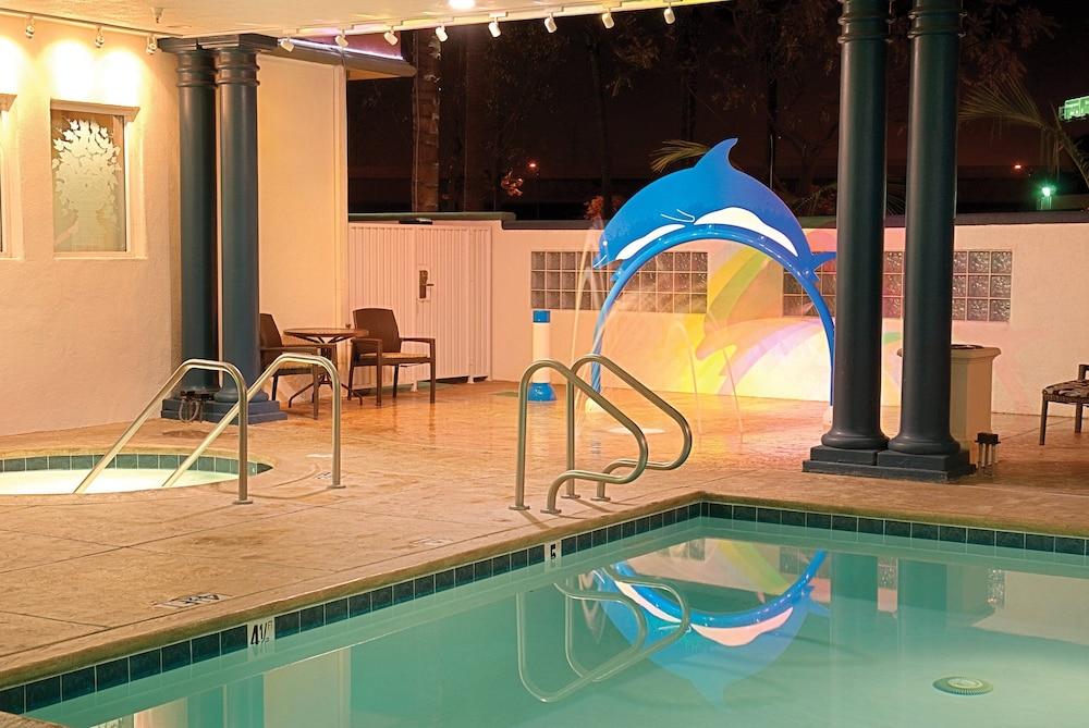 Peacock Suites - Indoor Pool
