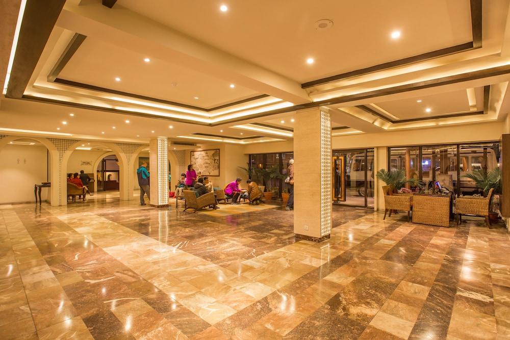 Shangri La Hotel - Interior Entrance