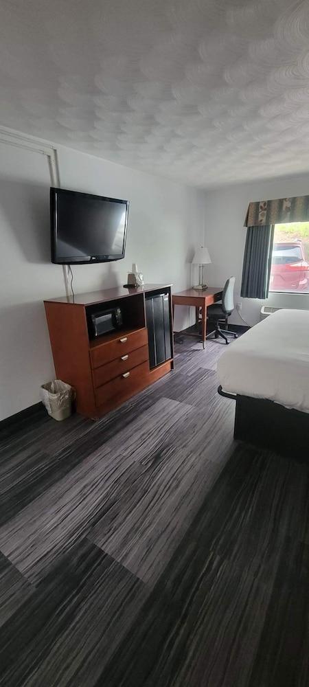 The Royal Inn & Suites - Room