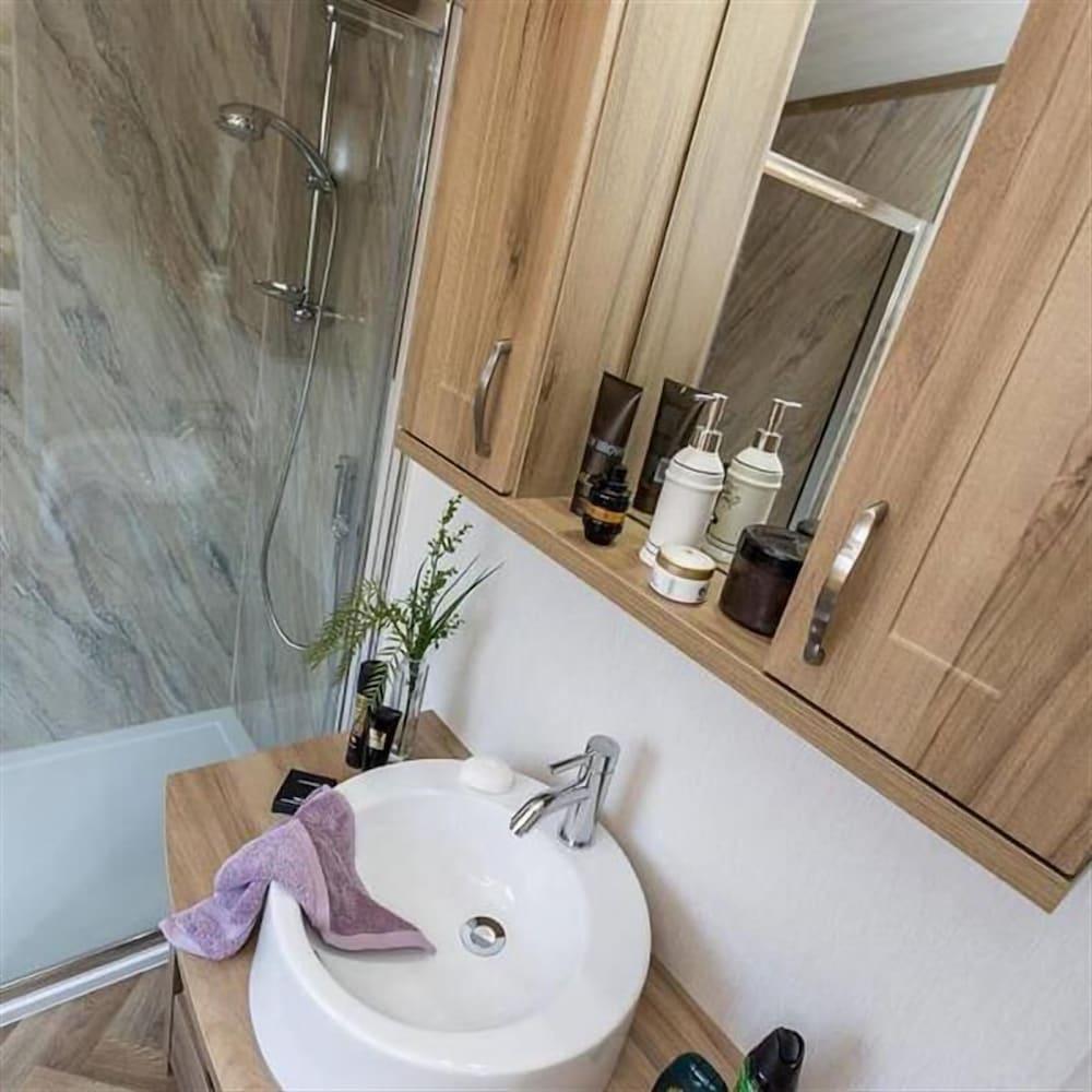 Rivendale Lodge 29 With Hot Tub - Bathroom