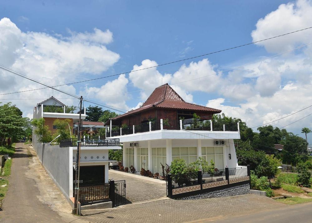 Malang Hill Gallery & Homestay - Featured Image