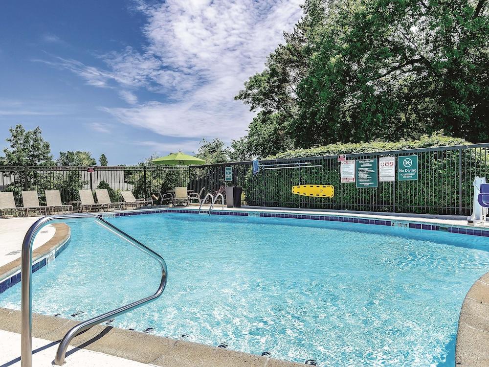 La Quinta Inn & Suites by Wyndham Warwick Providence Airport - Pool