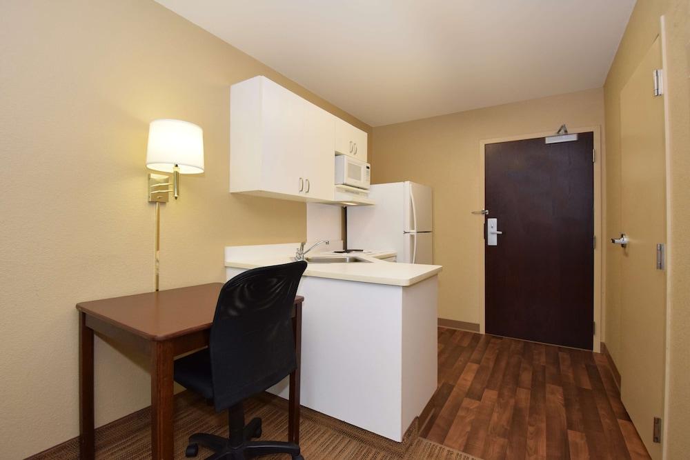 Extended Stay America Suites Madison Junction Court - Room