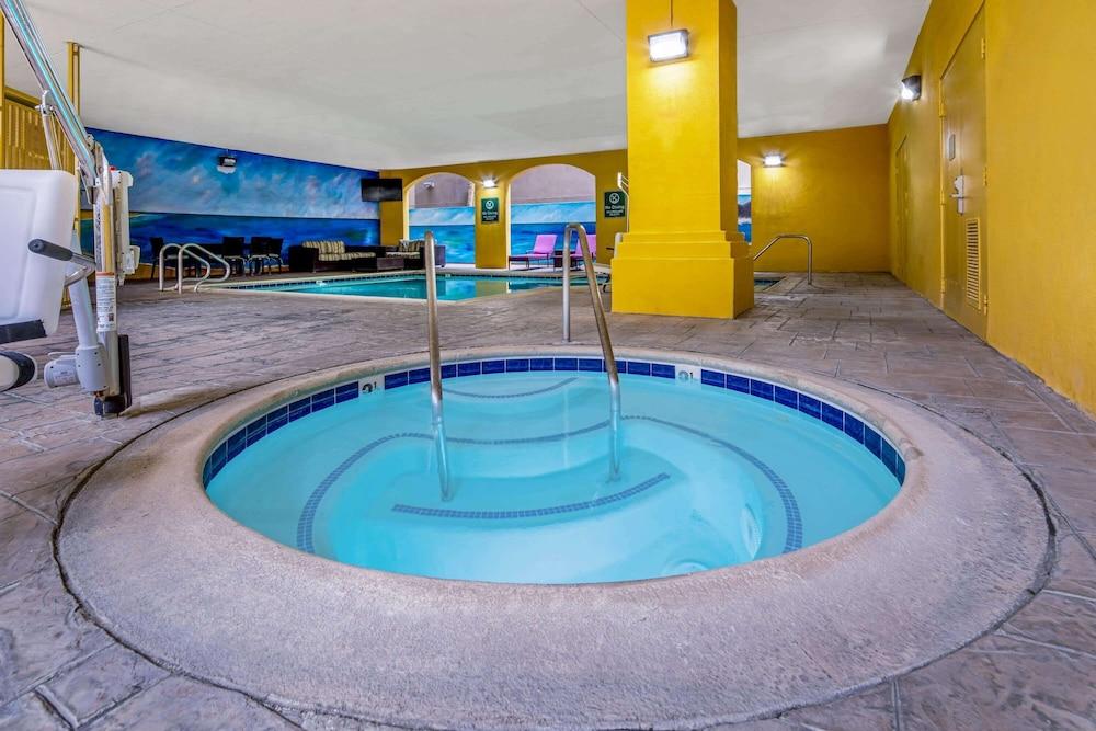 La Quinta Inn & Suites by Wyndham Anaheim - Outdoor Spa Tub