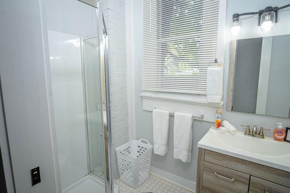 إقامة رائعة في شقة مكونة من غرفة نوم واحدة/حمام واحد بالقرب من وسط المدينة - Bathroom