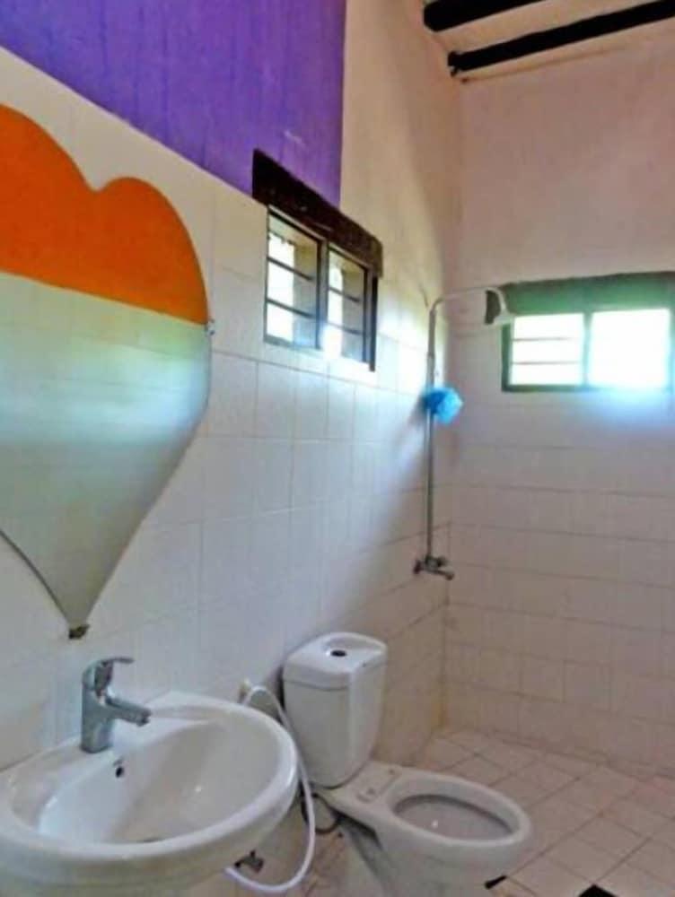 Ndoto Guesthouse - Bathroom