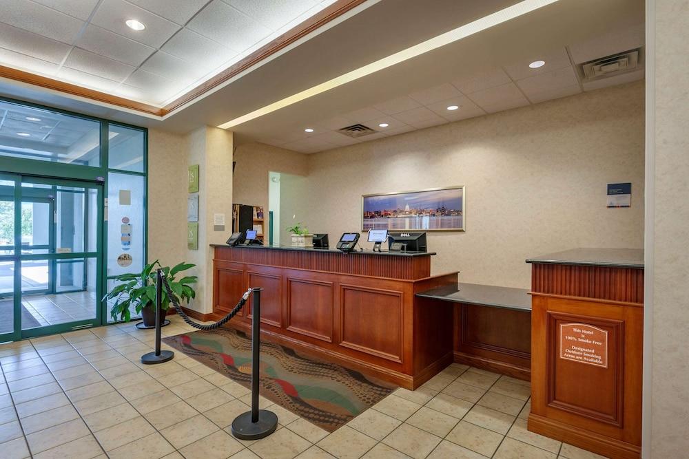 Clarion Suites at the Alliant Energy Center - Lobby