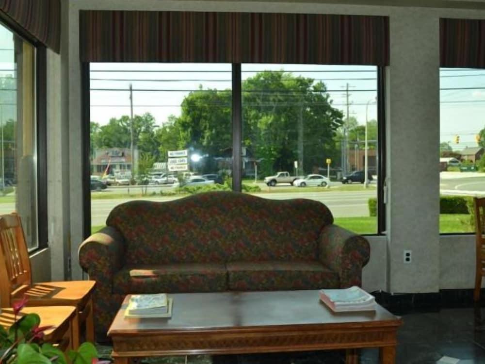 Travel Inn - Lobby Sitting Area