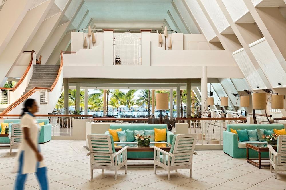 Victoria Beachcomber Resort & Spa - Lobby Sitting Area