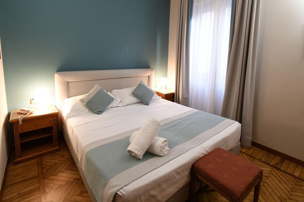 Hotel Cavour - Featured Image