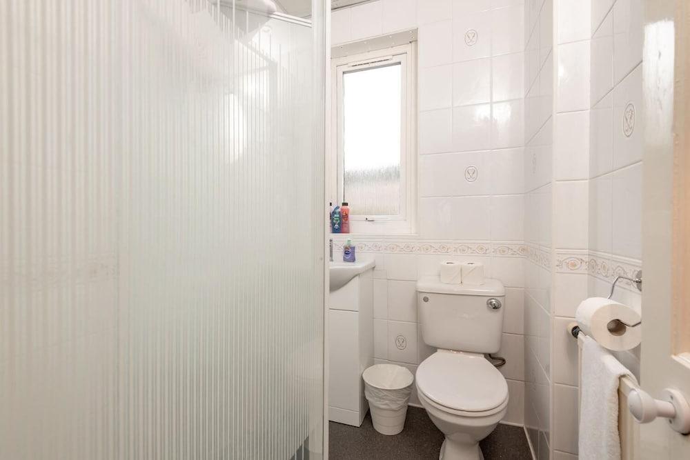 Homely Central 2 Bed Flat with Parking - Bathroom