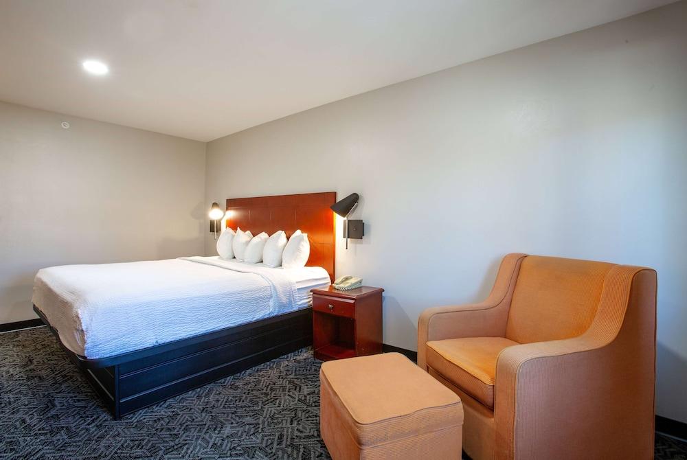 Days Inn by Wyndham Flagstaff I-40 - Room