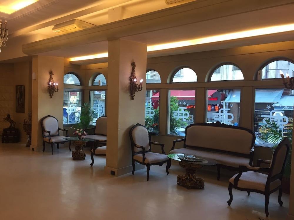 Royal Garden Hotel - Lobby Sitting Area