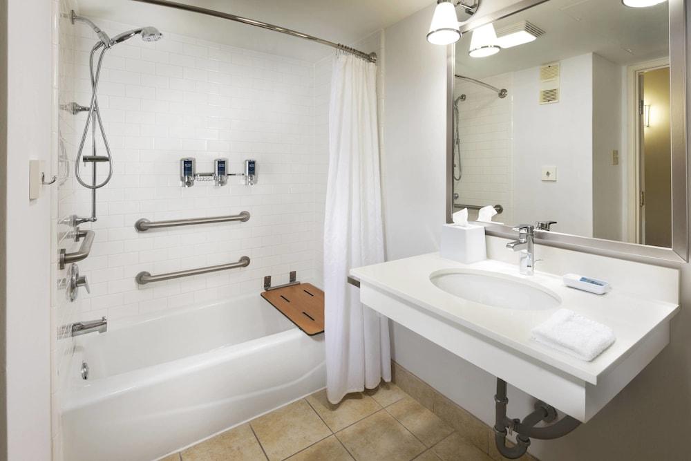 Four Points by Sheraton Manhattan - Bathroom