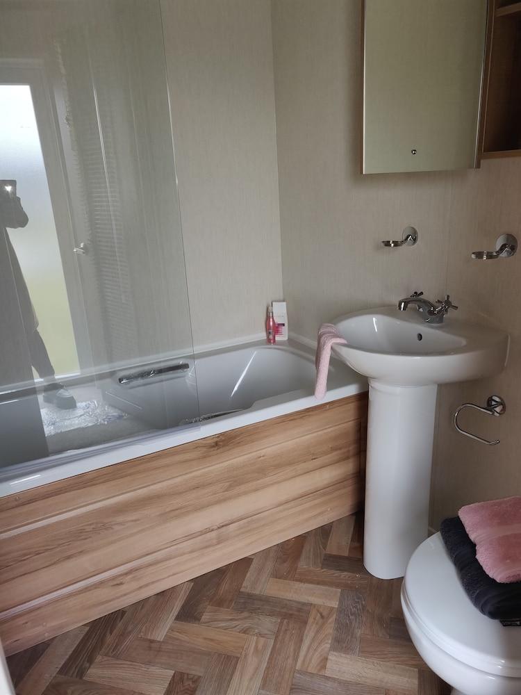 Serena 25 Luxury Lodge at 5 Star Resort St Andrews - Bathroom