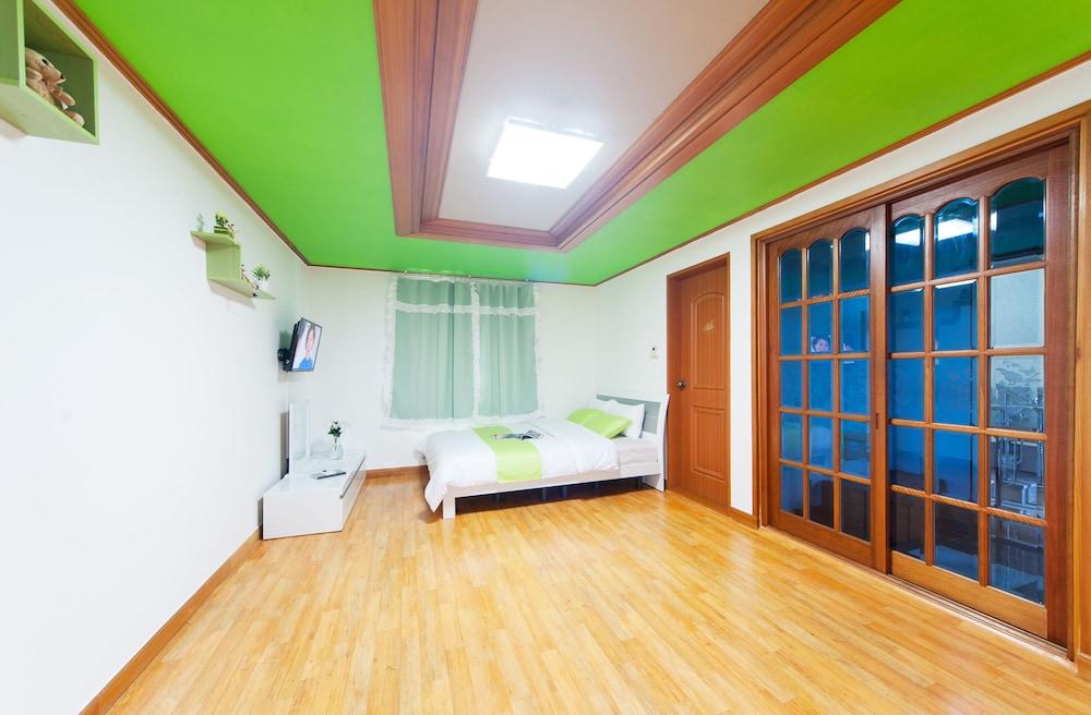 Nakwon Beach House - Room