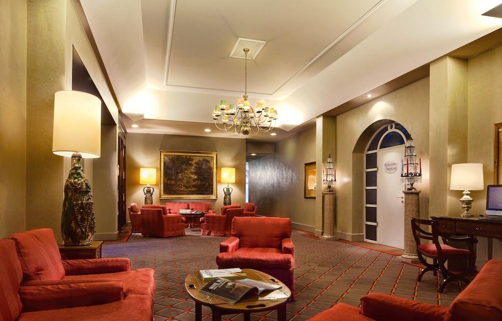 Hotel De La Paix - Lobby Sitting Area