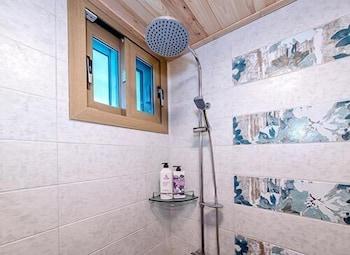 Dongbaek Dongsan Pension - Bathroom Shower