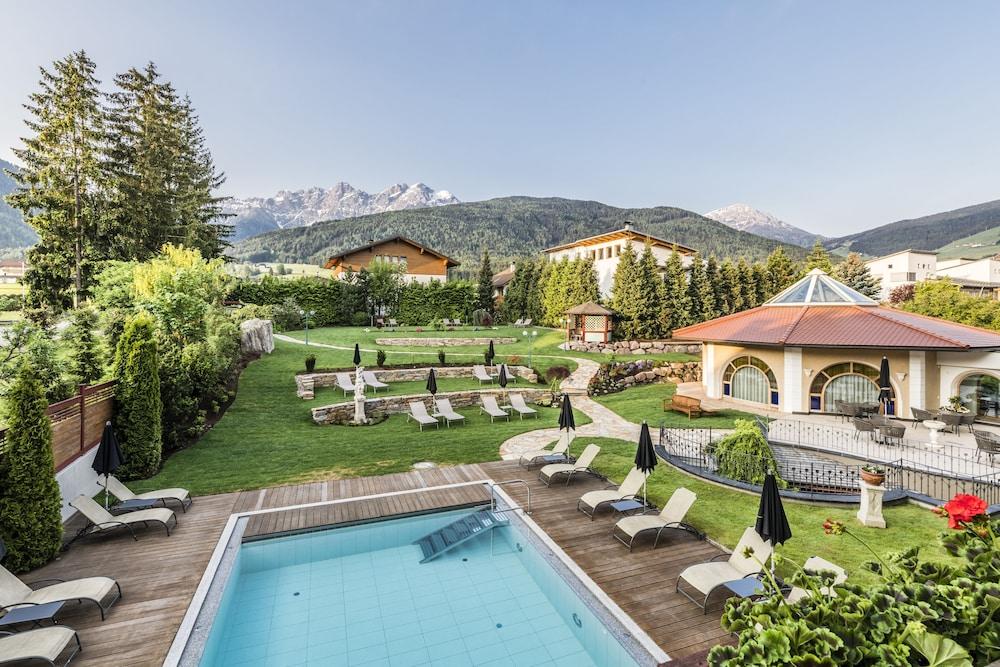 Mirabell Dolomites Hotel - Luxury - Ayurveda & Spa - Outdoor Pool