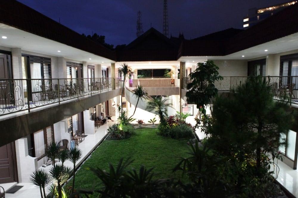 Hotel Wilis Indah Malang - Courtyard