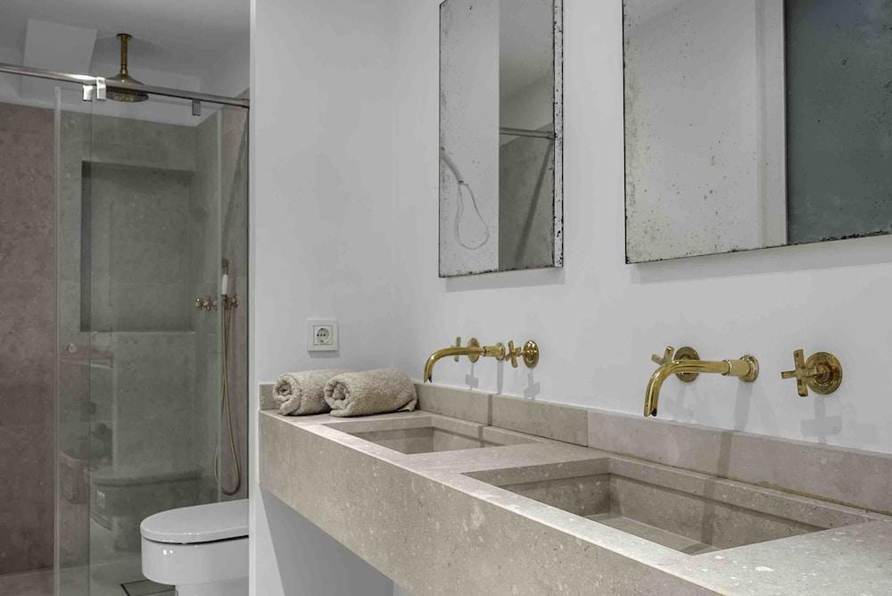 SanSebastianForYou  Izarre Apartment - Bathroom Sink