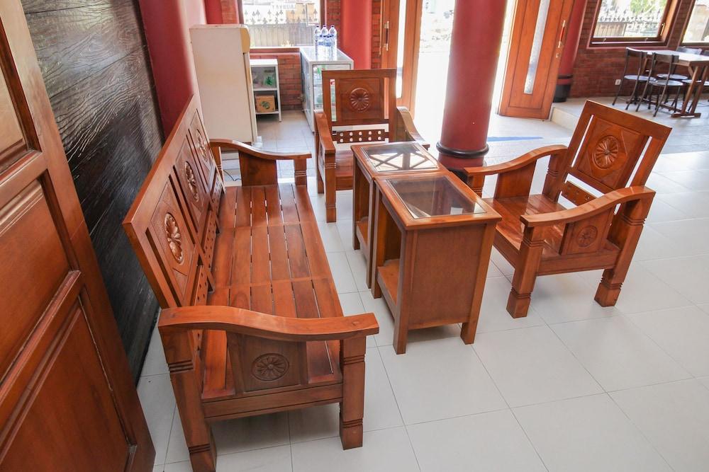 Airy Eco Lowokwaru Bendungan Kedung Ombo 3 Malang - Lobby Sitting Area