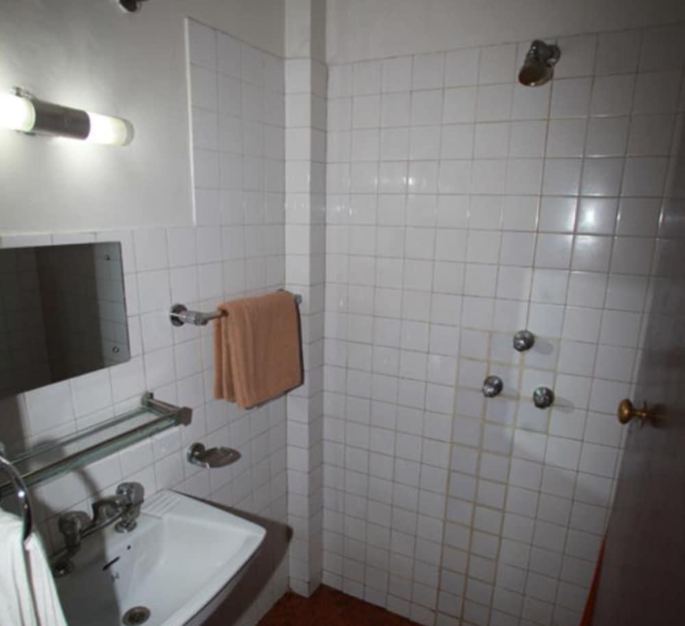 Mandap Hotel - Bathroom
