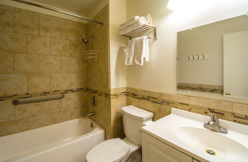 Peaceful Country Club Condo in the Pines - Bathroom