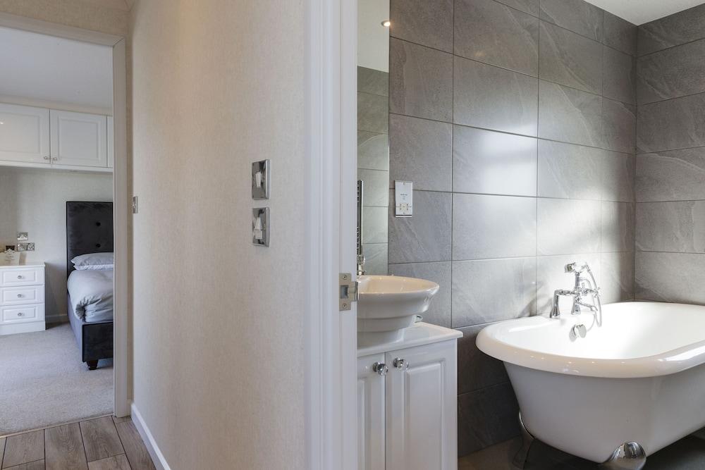 Chatsworth Lodge 4 With Hot Tub - at Luxury Resort - Room