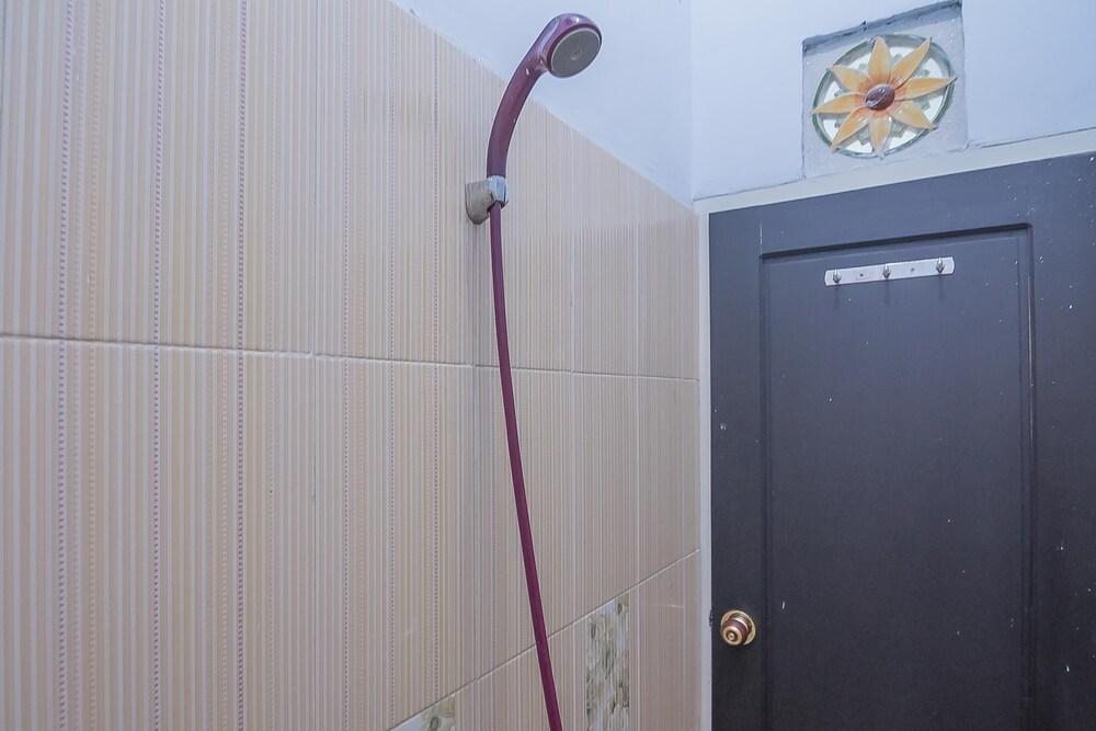RedDoorz Syariah near Ramayana Mall Tarakan - Bathroom Shower