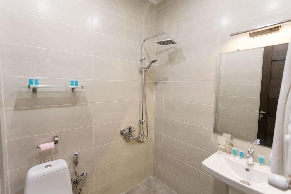 Falcon Apartments - 300 Aragveli - Bathroom