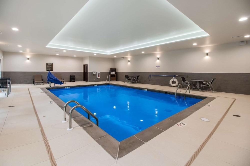 Comfort Suites - Pool