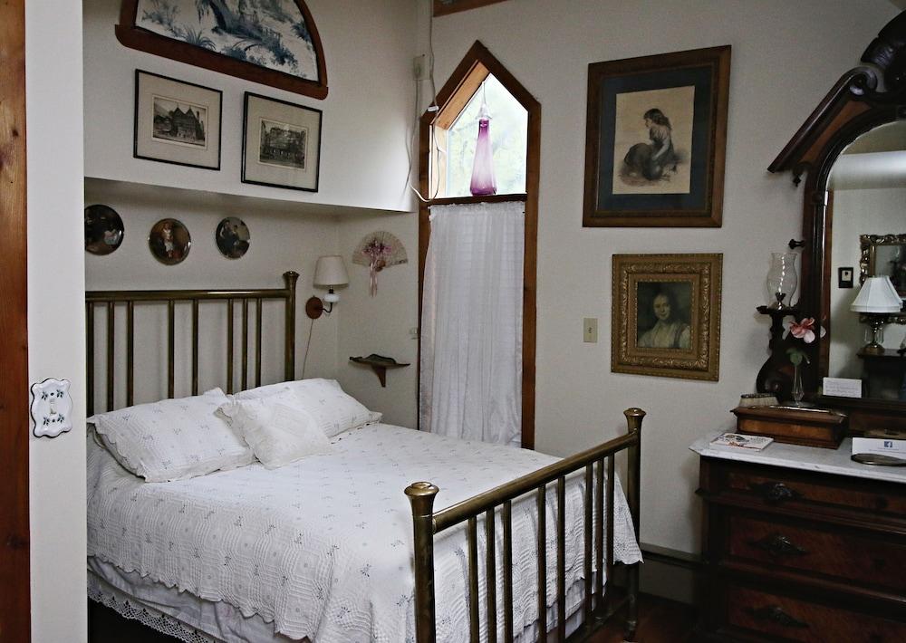 The Ebenezer House Bed & Breakfast - Room