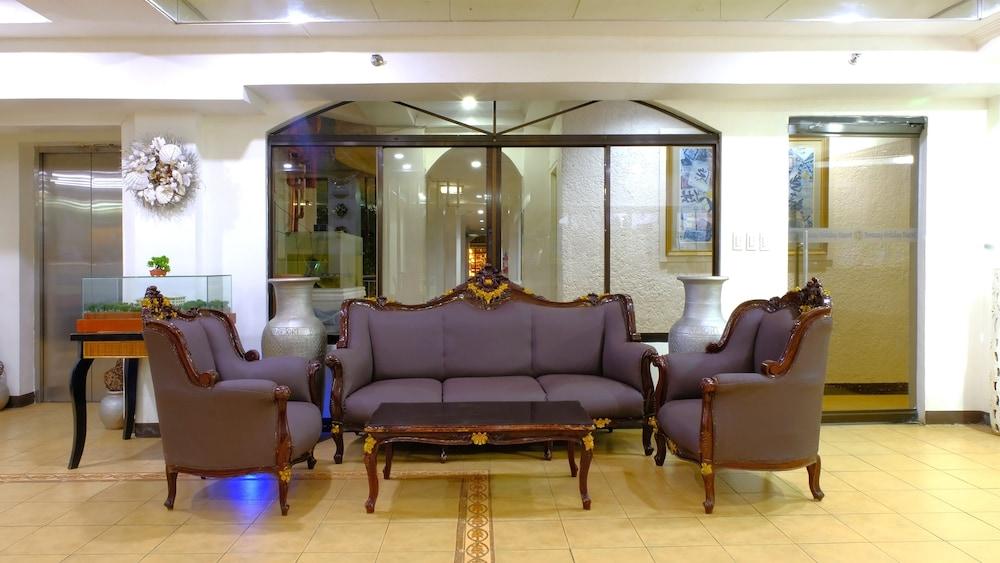 Boracay Holiday Resort - Lobby Sitting Area