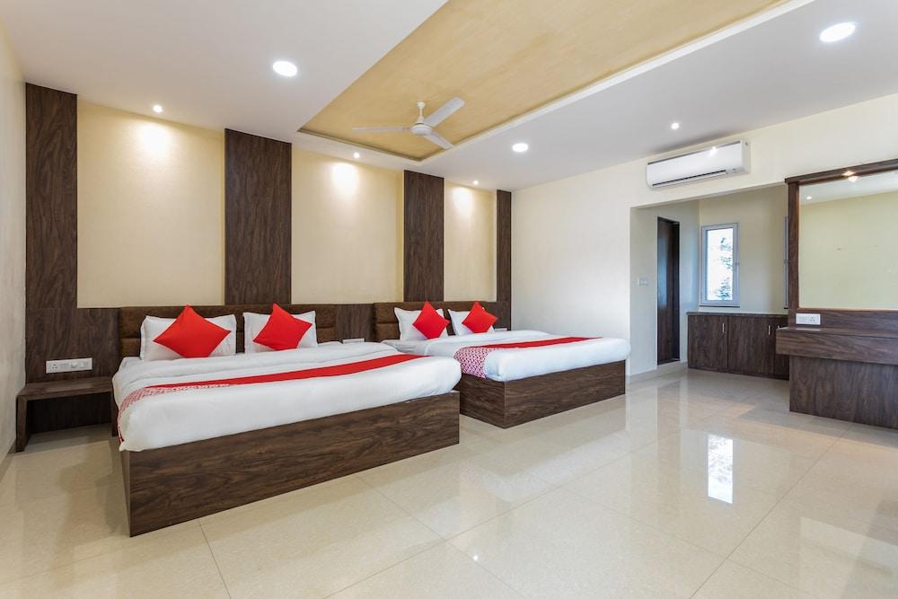 OYO 42084 Rajshahi Resort And Marriage Garden - Room