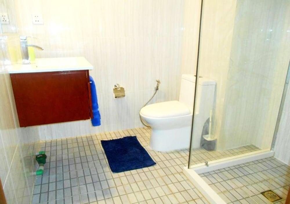 Redhouse - Bathroom