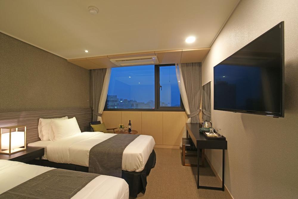 I-Jin Hotel - Room
