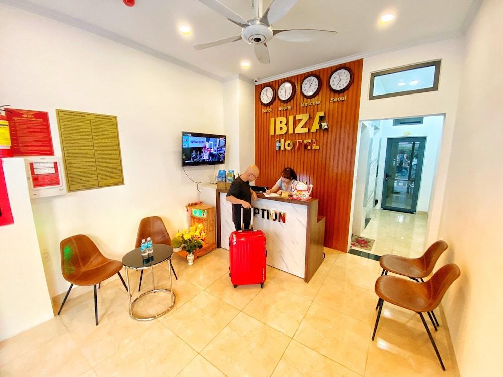 Ibiza Hotel - Lobby Sitting Area