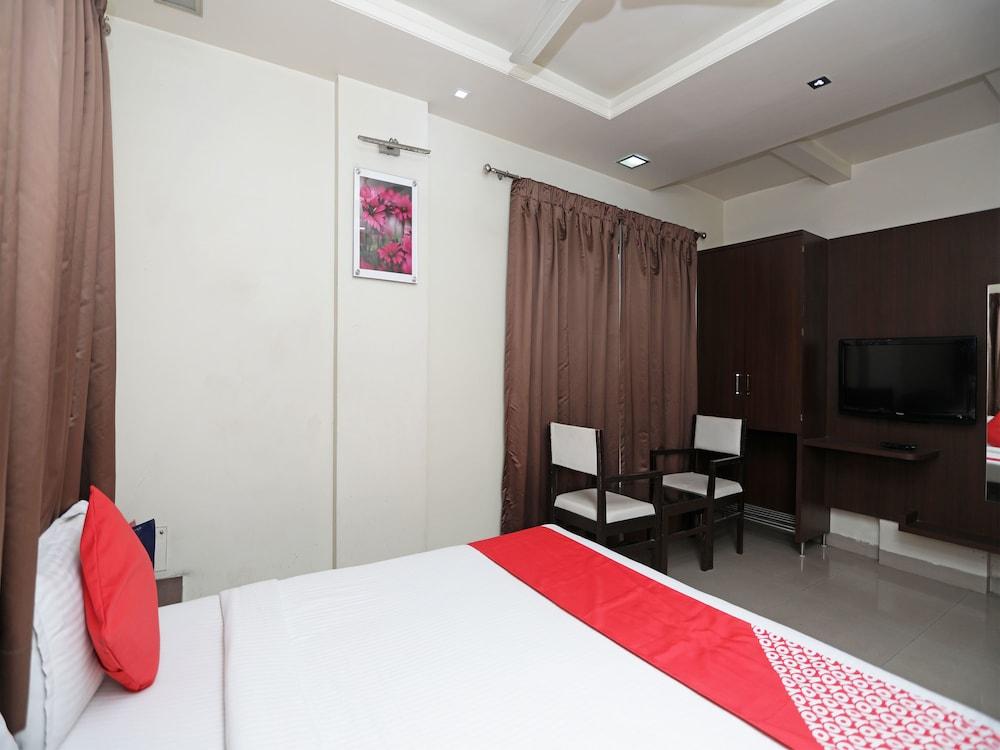 OYO 693 Hotel Ranjanas Hospitality - Guestroom