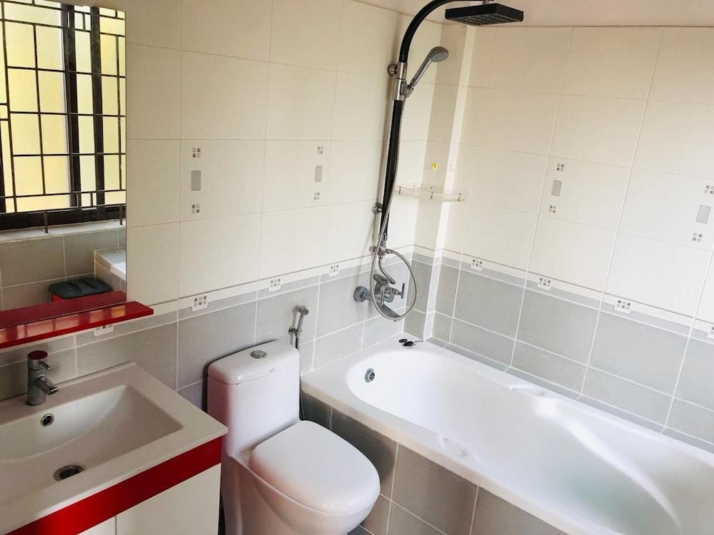 Mavstay Apartment - Bathroom Shower