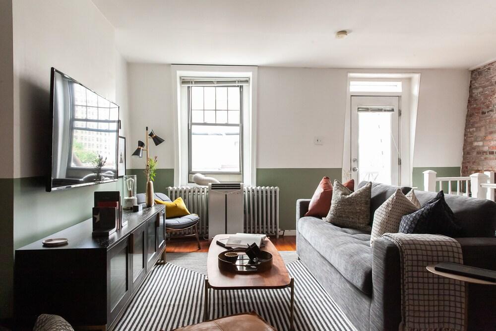 Domio Rittenhouse Square Charming 3BR Duplex + Deck - Featured Image
