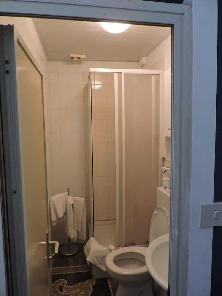 ألبيرجو لا فيلا - Bathroom